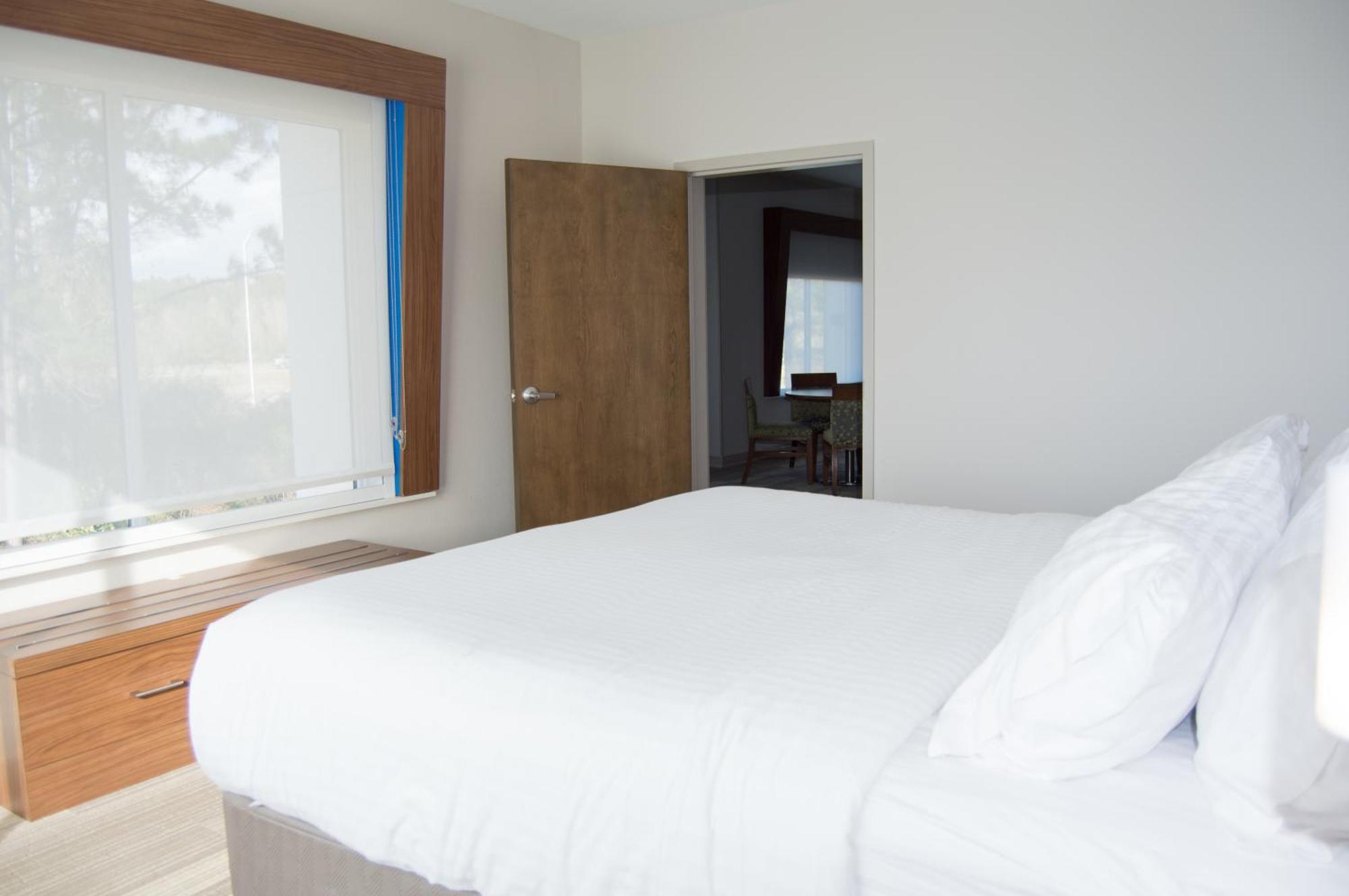 Suite - Hearing Accessible - Non-Smoking